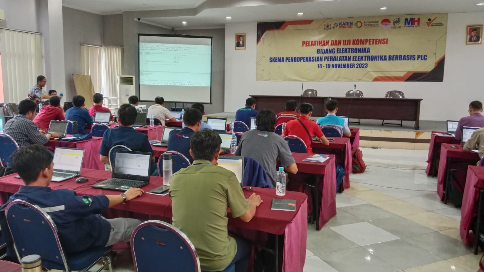 Pelatihan Elektronika di Kadin Jawa Timur